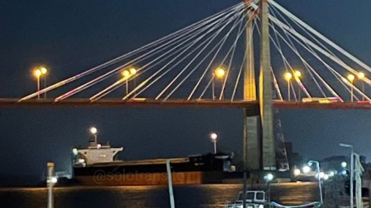 Ordenan peritar el barco que chocó con el puente Zárate-Brazo Largo y la embarcación no podrá dejar la Argentina
