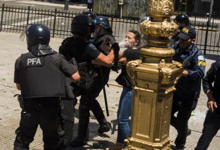 Denuncian a Patricia Bullrich y a Waldo Wolff por el uso del nuevo gas pimienta en marchas contra la Ley Ómnibus