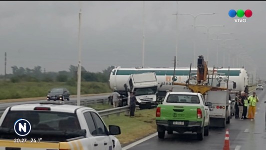 Caos de Transito: Camión cruzado en Autopista