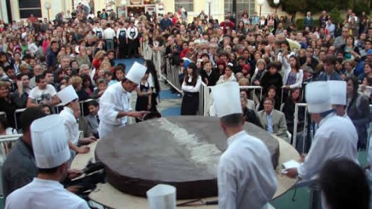 Un alfajor gigante de 600 kilos llega al Museo MAR en conmemoración del 150° aniversario de Mar del Plata