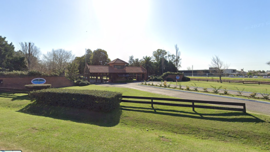 Balearon el barrio cerrado donde vive Pillín Bracamonte y dejaron nota