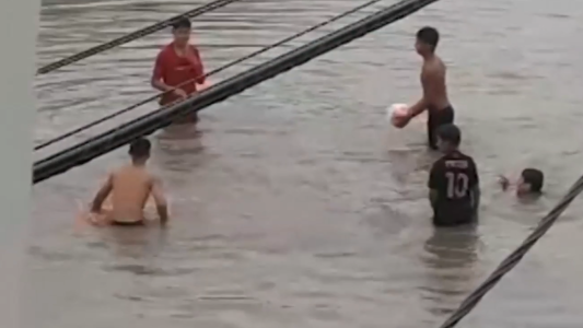 Video: la tormenta no frenó el fútbol en las calles inundadas
