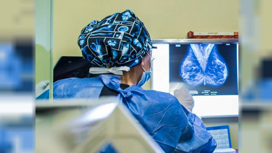 Desarrollaron un test de saliva que detecta el cáncer de mama en 5 segundos