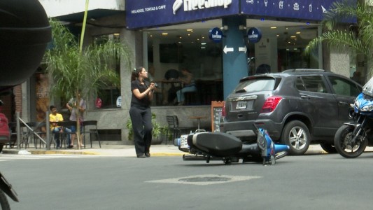Una camioneta atropelló a una moto: una mujer lesionada