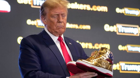 Ahora Donald Trump también vende zapatillas