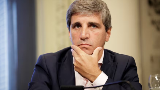 Jubilados: Caputo adelantó que en marzo va a haber una “recomposición de aproximadamente 30%” y un bono