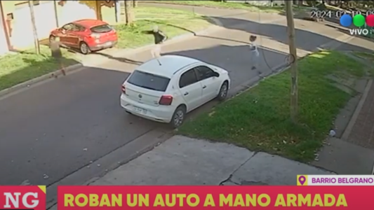 Así roban un auto a a mano armada en plena mañana