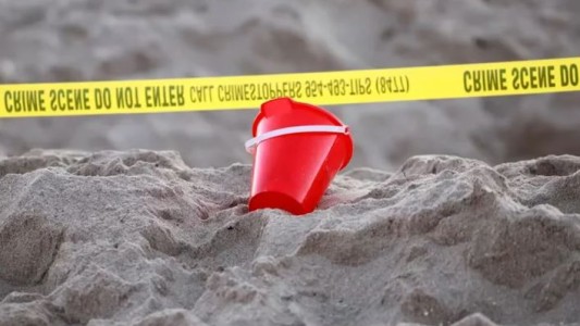 Tragedia en una playa de Florida: una nena de cinco años cayó en un pozo, quedó enterrada en la arena y murió
