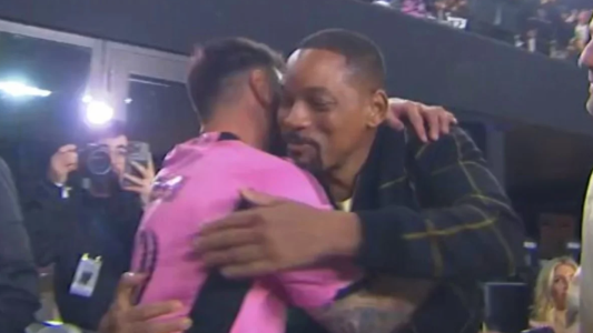 Video: el abrazo entre Messi y Will Smith en el debut del Inter Miami en la MLS