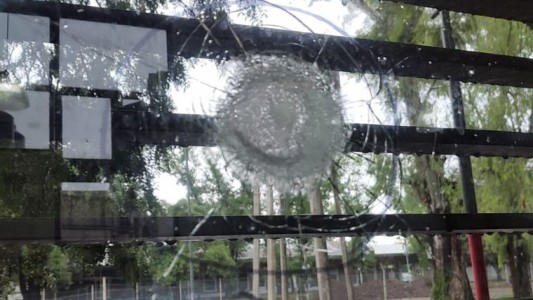 Balearon un comedor de la UNR y dejaron una nota amenazante