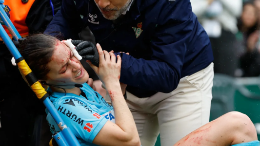 Video: impactante golpe a una jueza de línea en pleno partido