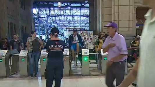 Viajar sin pagar: controles en Constitución por los saltos de molinetes