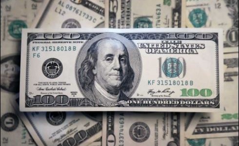 La caída del dólar anticipa una baja de precios, según Milei