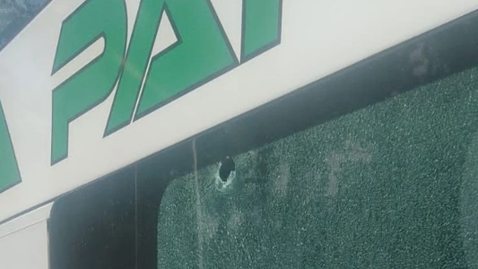 Balearon micros de traslado del servicio penitenciario en Circunvalación: hay un empleado policial herido