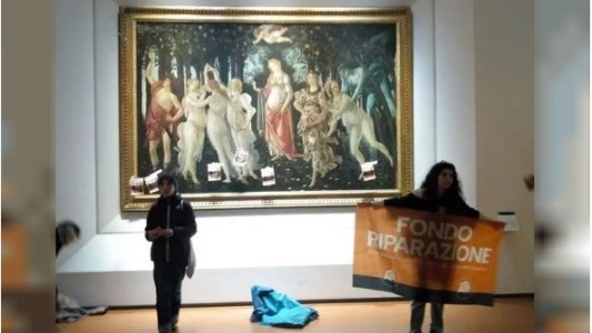 Activistas climáticos pegaron carteles en la mampara que protege el cuadro La Primavera de Botticelli