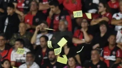 Imputarán a los detenidos por tirar papeles desde el parapente durante el partido de Newell´s
