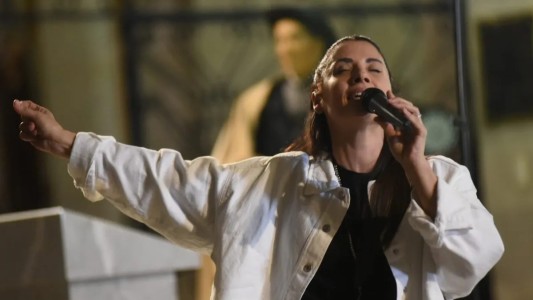 Leda Bergonzi canta en El Círculo: la "sanadora" sube al escenario con músicos invitados