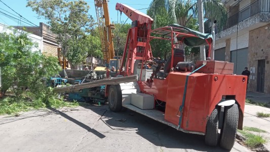 Una operaria sufrió un accidente cuando un poste le cayó en la cabeza