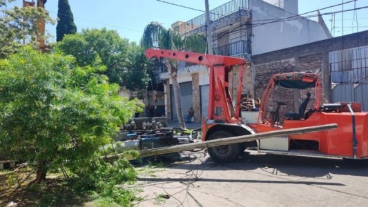 Una operaria de grúa en grave estado luego de que un poste cayera sobre su cabeza