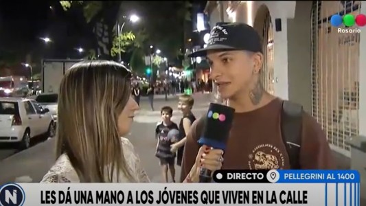 Montó una peluquería en la vereda para cortarles el pelo a trapitos