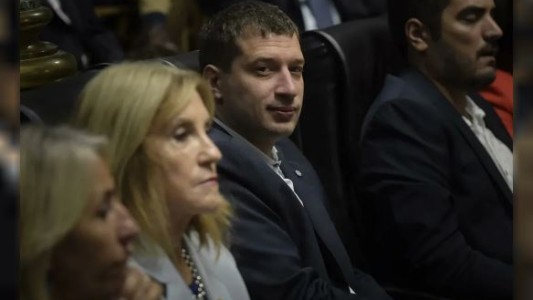 Yamil Santoro presentó un proyecto de ley para exigir que representantes legislativos tengan título secundario