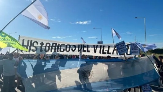 Autopista Rosario - Buenos Aires: trabajadores de Acindar cortan la vía por reclamo salarial
