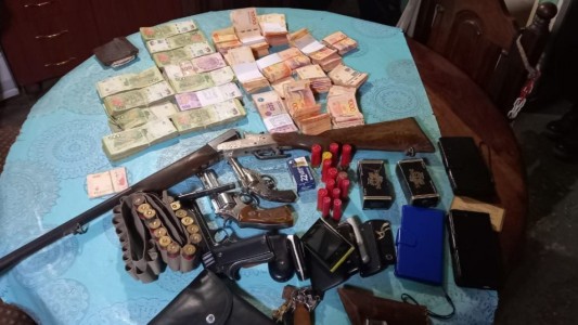 Departamento San Lorenzo: la Policía detuvo a seis personas en allanamientos donde secuestraron armas, dinero y estupefacientes