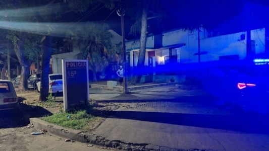 Continúa la violencia en Rosario: ahora, balearon una comisaría