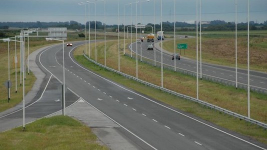 Autopista Córdoba - Rosario: una camioneta chocó un camión de fernet y una persona murió