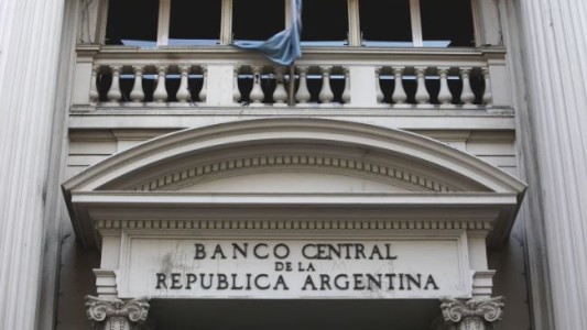 El Banco Central desregula la tasa de los plazos fijos y baja pases del 110% al 80%