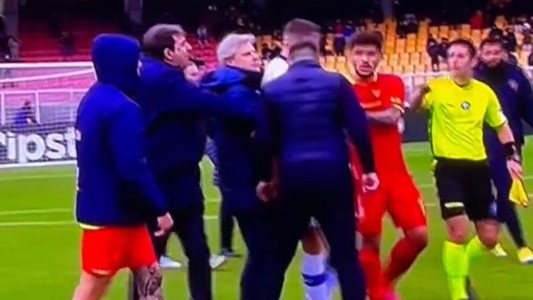 Despidieron al entrenador del Lecce tras pegarle un cabezaso a un jugador rival