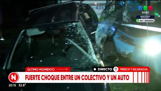 Un colectivo chocó fuertemente contra un auto
