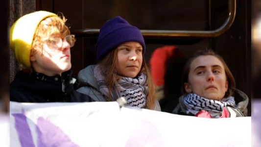 La Policía retiró violentamente a Greta Thunberg del bloqueo del parlamento sueco