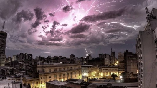 Tras el intenso temporal, calles anegadas y destrozos: sigue la alerta por tormentas fuertes
