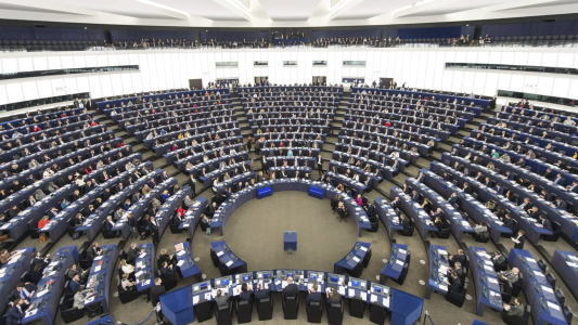 El Parlamento Europeo aprobó la ley que regula el uso de la Inteligencia Artificial