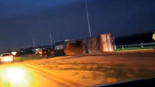 Por la lluvia y un camión volcado, hay complicaciones en las rutas de acceso a Rosario