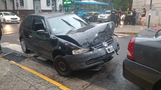 Se bajó a comprar, le robaron el auto y chocaron con un colectivo a pocas cuadras
