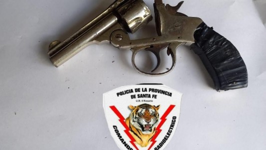 Persecución y dos detenidos armados con cuatro celulares robados