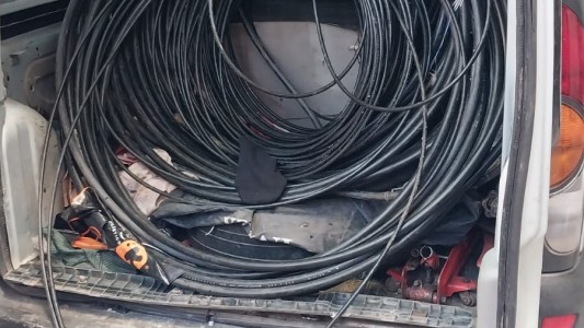 Robaban 200 metros de cables en pleno día y los agarraron