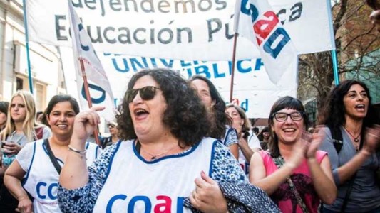 Docentes de la UNR realizan un abrazo simbólico con suspensión de actividades