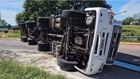 Le apuntaron con un arma y volcó su camión en Av. Circunvalación