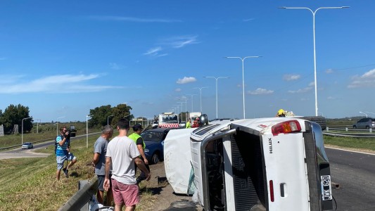 Choque y vuelco en la Autopista Rosario-Santa Fe