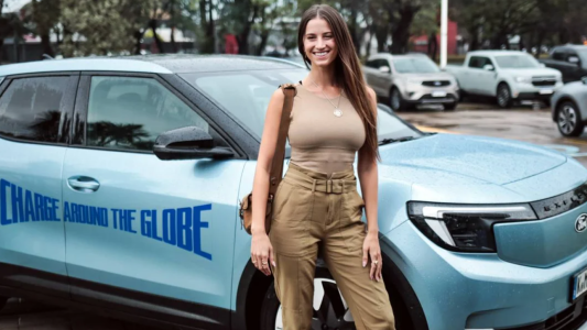 Récord: una fotógrafa, la primera persona en dar la vuelta al mundo en un auto eléctrico