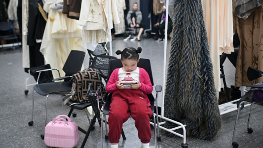 "Una infancia sin celulares": el objetivo en común de las familias de Reino Unido