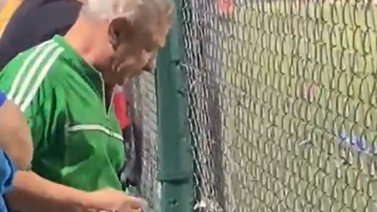 Video: un hincha de Sportivo Belgrano llevó un espiral a la cancha y se hizo viral