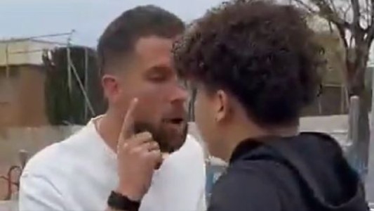 Video: un jugador del Barcelona se bajó de su auto y encaró a un nene que lo llamó "tonto"