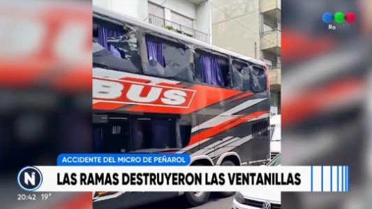 El micro de Peñarol fue dañado por una rama de árbol