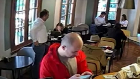 Video: Se hizo pasar por cliente y le robó la cartera a una señora en una confitería