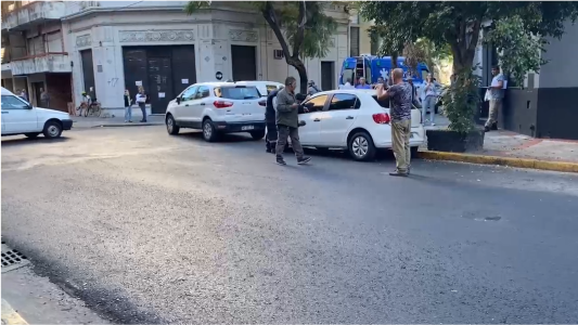 Un hombre quedó atrapado entre dos autos en medio de un grave choque