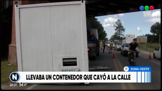 Ruta 33: Un camión impactó contra el puente ferroviario y volcó el contenedor